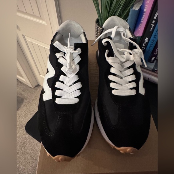 Steve Madden Women’s Campo Blk/Wht Lace-up Sneakers- Gently Used- Size 9.5M - Picture 5 of 15